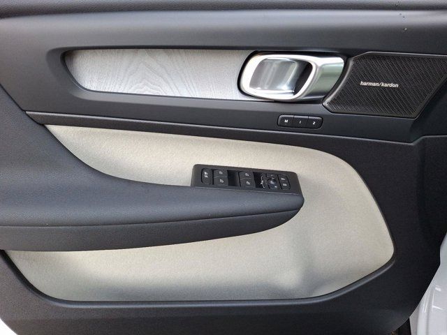 2025 Volvo XC40 Ultra Bright Theme
