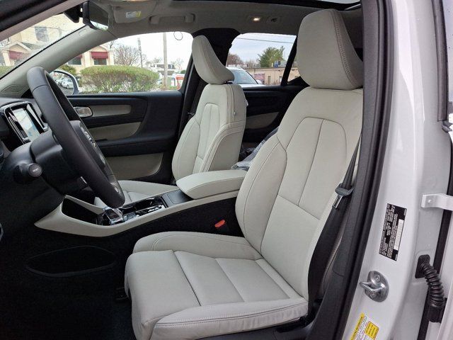 2025 Volvo XC40 Ultra Bright Theme