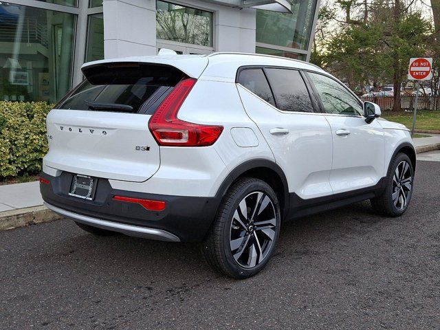 2025 Volvo XC40 Ultra Bright Theme