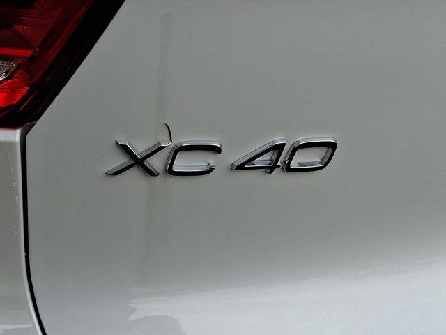 2025 Volvo XC40 Ultra Bright Theme