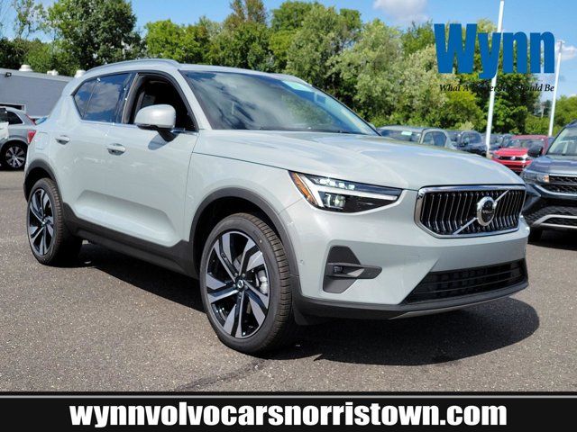 2025 Volvo XC40 Ultra Bright Theme