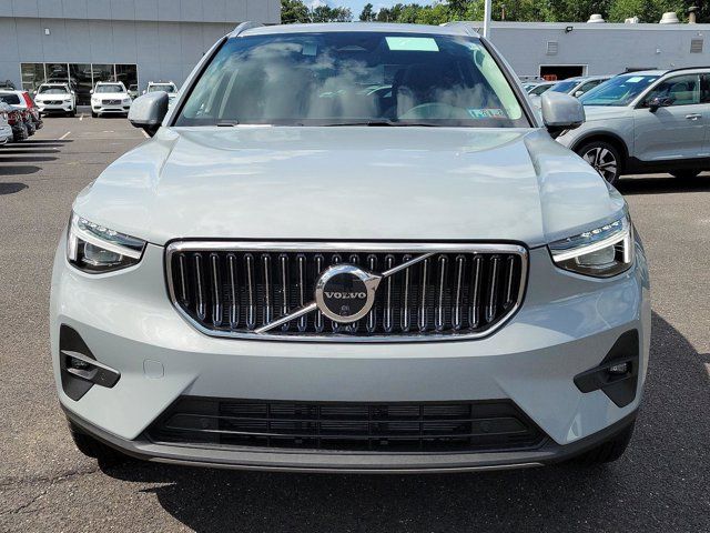 2025 Volvo XC40 Ultra Bright Theme