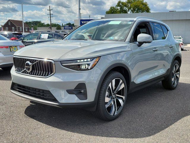 2025 Volvo XC40 Ultra Bright Theme