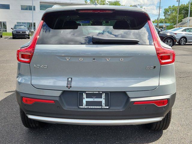 2025 Volvo XC40 Ultra Bright Theme
