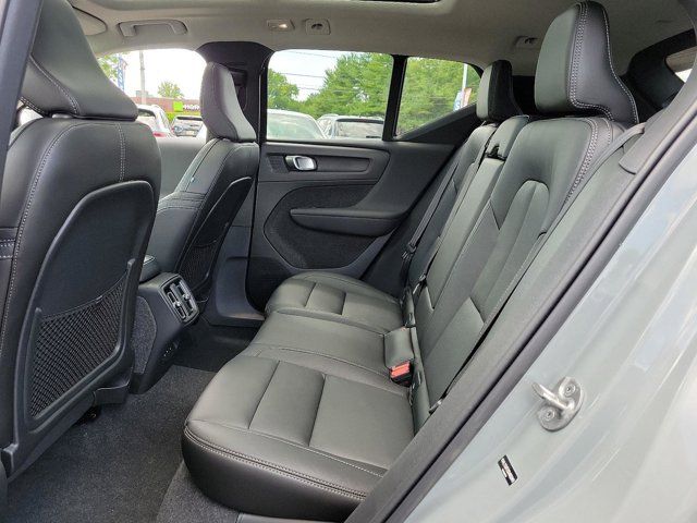 2025 Volvo XC40 Ultra Bright Theme