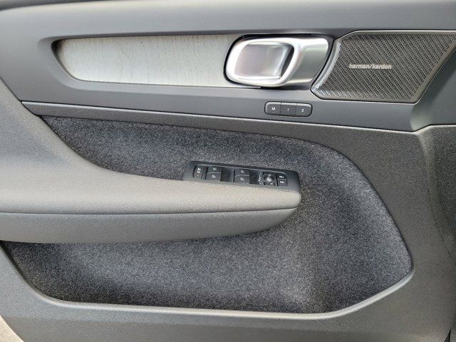 2025 Volvo XC40 Ultra Bright Theme