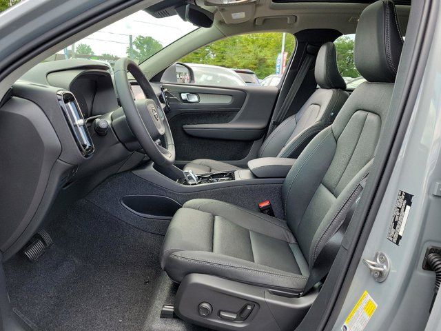 2025 Volvo XC40 Ultra Bright Theme