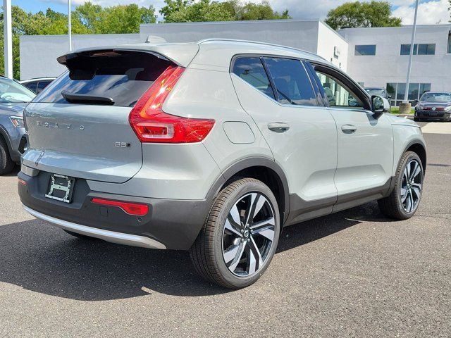 2025 Volvo XC40 Ultra Bright Theme