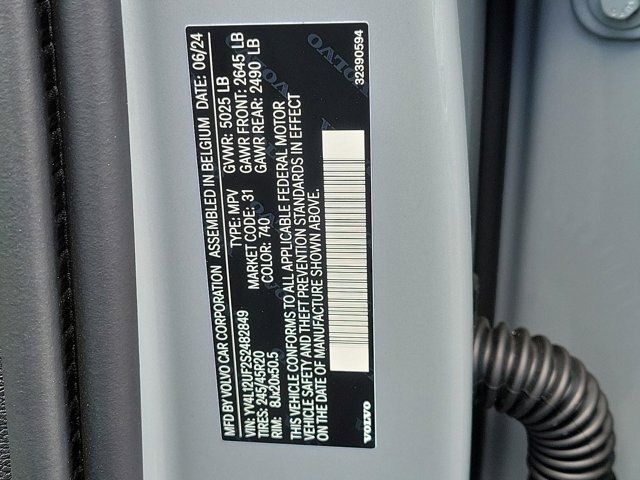 2025 Volvo XC40 Ultra Bright Theme