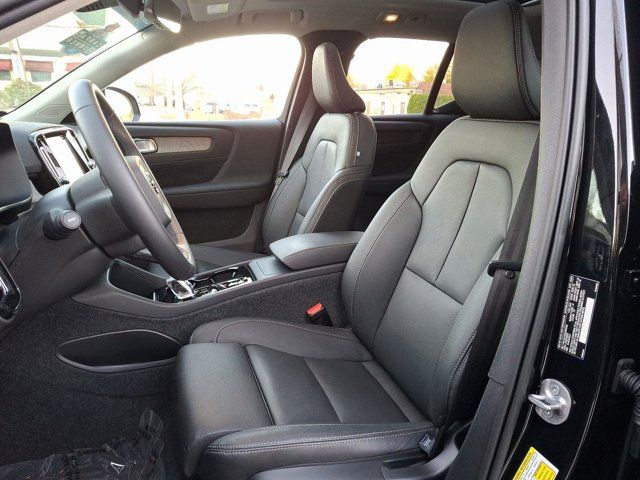 2025 Volvo XC40 Ultra Bright Theme
