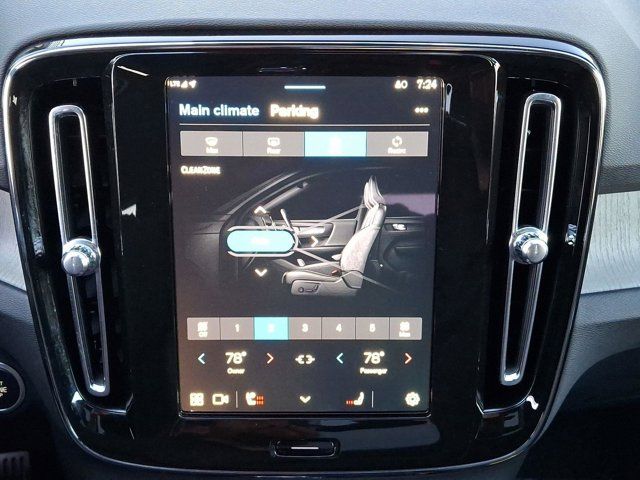 2025 Volvo XC40 Ultra Bright Theme