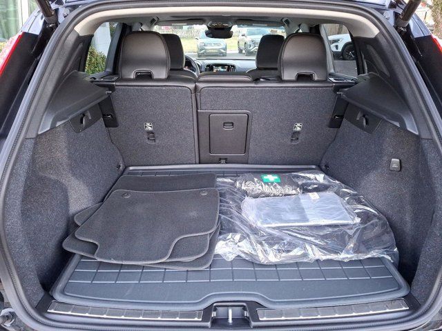 2025 Volvo XC40 Ultra Bright Theme