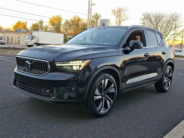 2025 Volvo XC40 Ultra Bright Theme
