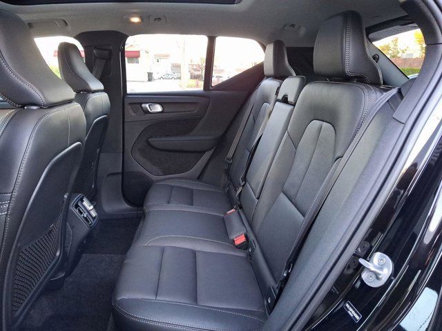 2025 Volvo XC40 Ultra Bright Theme