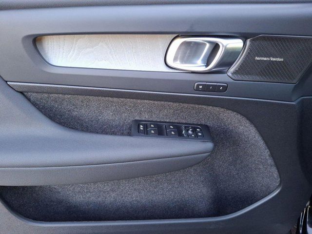2025 Volvo XC40 Ultra Bright Theme