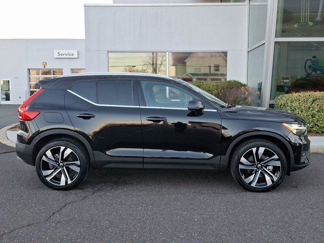 2025 Volvo XC40 Ultra Bright Theme