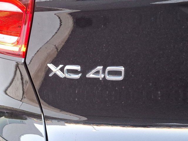 2025 Volvo XC40 Ultra Bright Theme