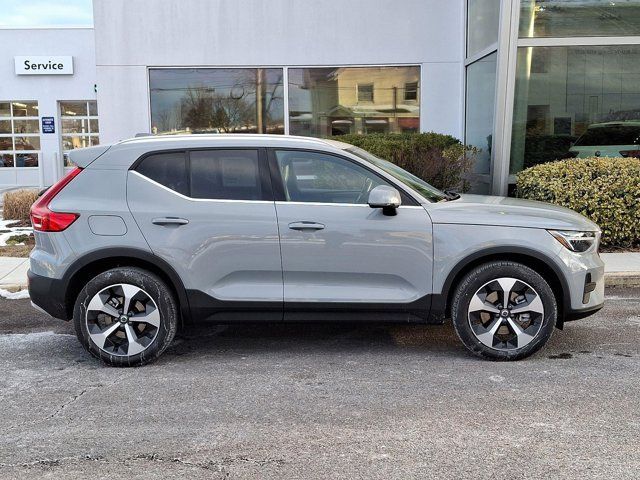 2025 Volvo XC40 Core Bright Theme