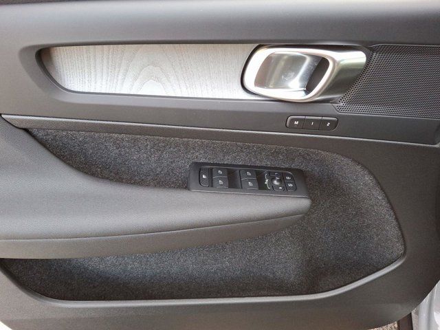 2025 Volvo XC40 Core Bright Theme