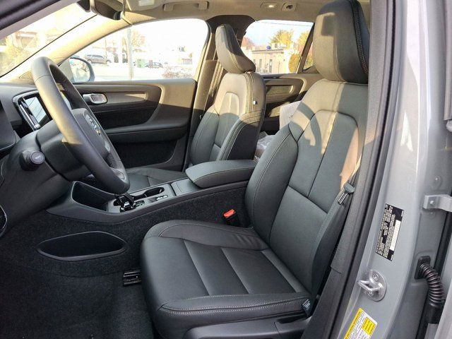 2025 Volvo XC40 Core Bright Theme