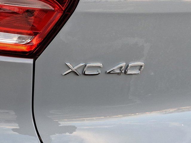 2025 Volvo XC40 Core Bright Theme