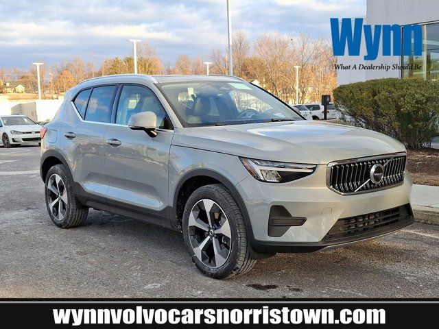2025 Volvo XC40 Core Bright Theme