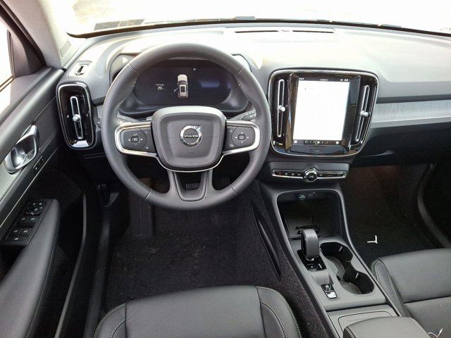 2025 Volvo XC40 Core Bright Theme
