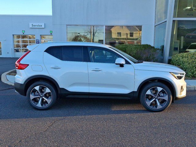 2025 Volvo XC40 Core Bright Theme