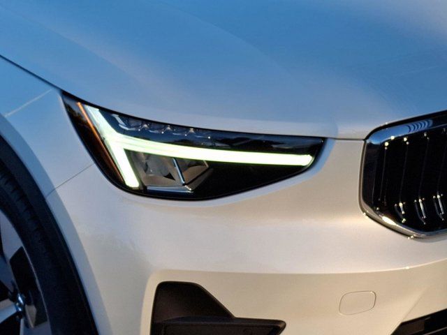 2025 Volvo XC40 Core Bright Theme