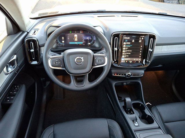 2025 Volvo XC40 Core Bright Theme