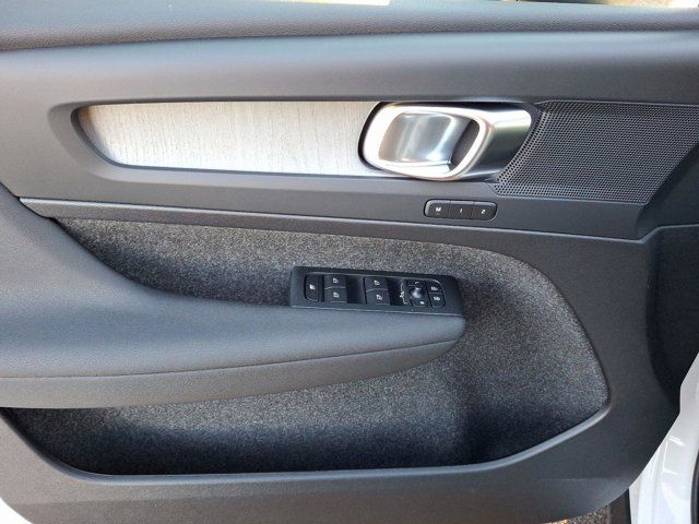2025 Volvo XC40 Core Bright Theme