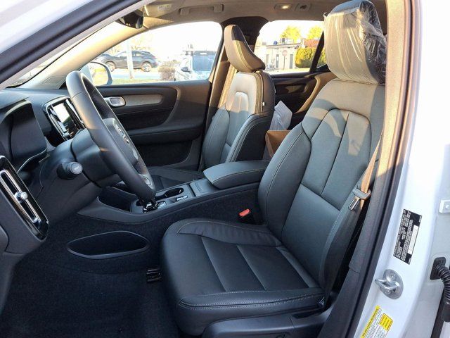 2025 Volvo XC40 Core Bright Theme