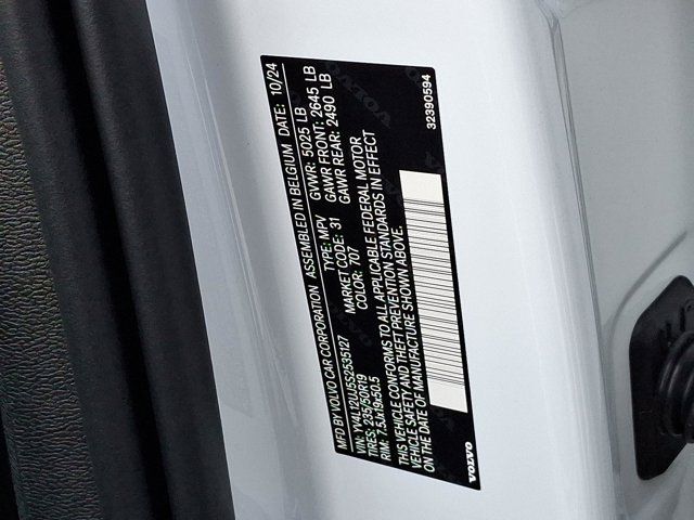 2025 Volvo XC40 Core Bright Theme