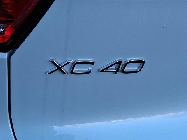 2025 Volvo XC40 Core Bright Theme