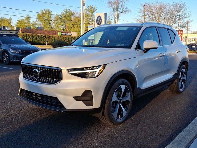 2025 Volvo XC40 Core Bright Theme