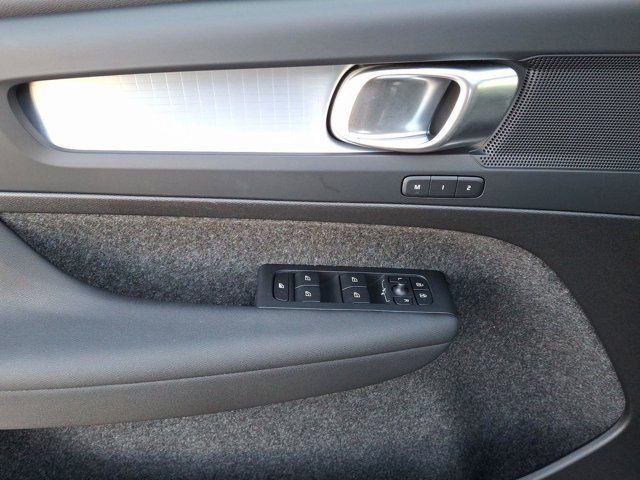 2025 Volvo XC40 Core Bright Theme