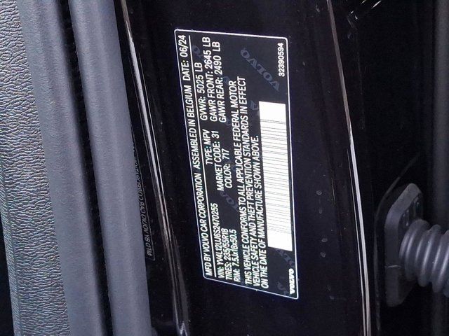 2025 Volvo XC40 Core Bright Theme
