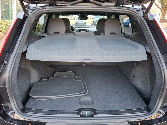2025 Volvo XC40 Core Bright Theme
