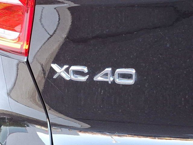 2025 Volvo XC40 Core Bright Theme