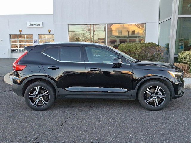 2025 Volvo XC40 Core Bright Theme
