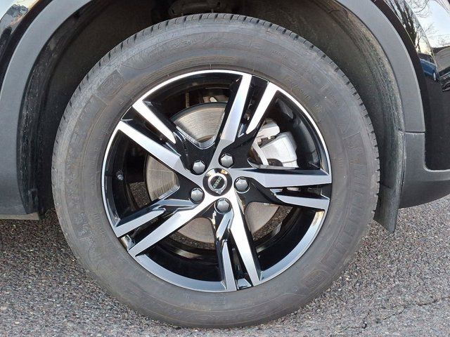 2025 Volvo XC40 Core Bright Theme