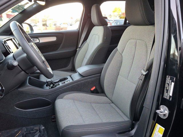 2025 Volvo XC40 Core Bright Theme