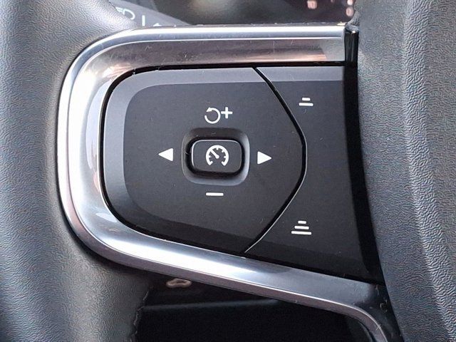 2025 Volvo XC40 Core Bright Theme