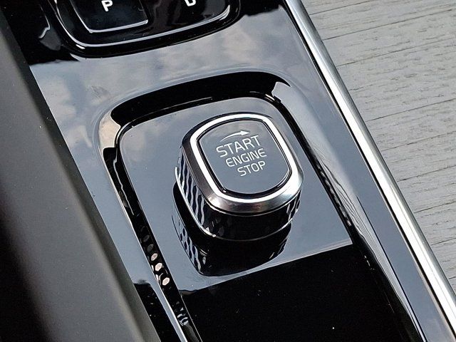 2025 Volvo XC60 Plus