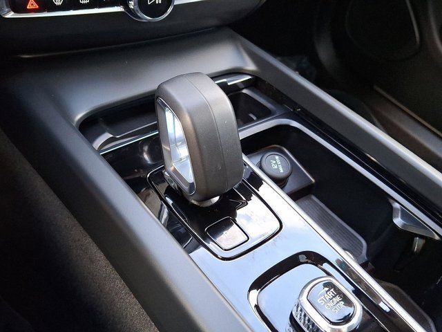 2025 Volvo XC60 Core
