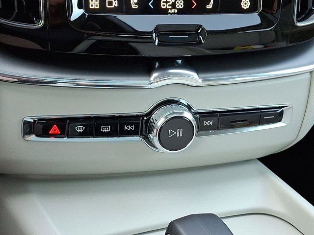2025 Volvo XC60 Core