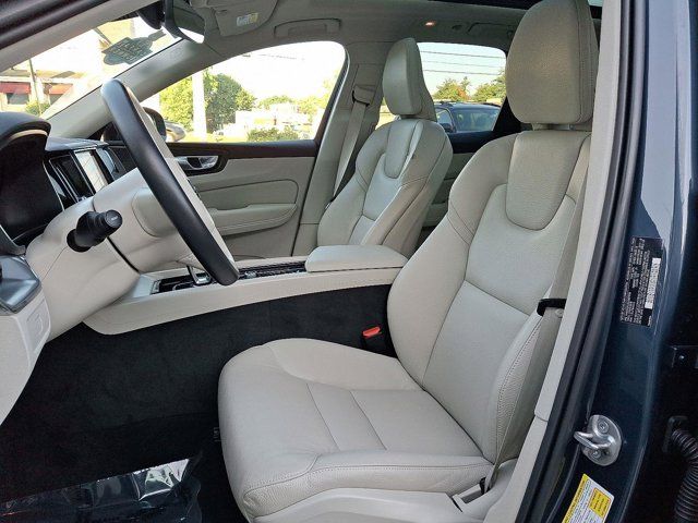2025 Volvo XC60 Core