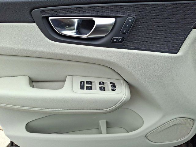 2025 Volvo XC60 Plug-In Hybrid Plus