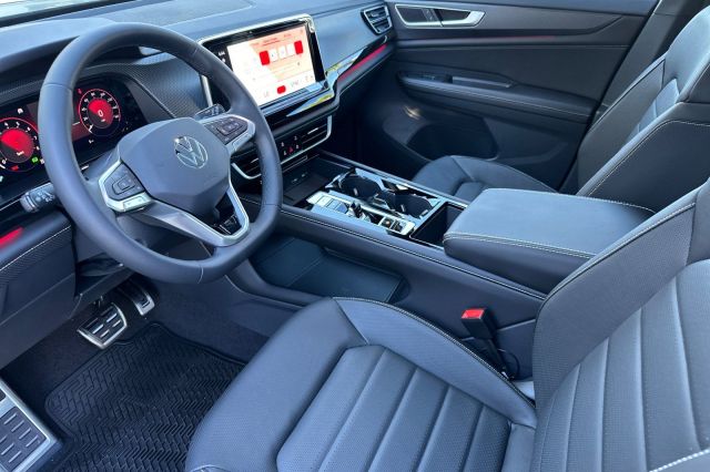 2026 Volkswagen Atlas Cross Sport 2.0T SEL R-Line Black 2026 Volkswagen Atlas Cross Sport 2.0T SEL R-Line Black