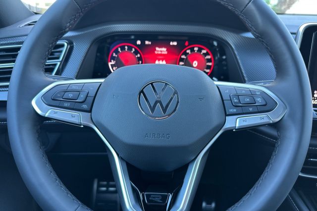 2026 Volkswagen Atlas Cross Sport 2.0T SEL R-Line Black 2026 Volkswagen Atlas Cross Sport 2.0T SEL R-Line Black